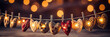 Banner, festliche Weihnachtsdekoration mit braunen, beigen und roten Stoffherzen, die mit Lichtern an einer Schnur aufgehängt sind, vor Bokeh-Hintergrund