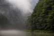 Spływ rzeką Dunajcem we mgle na tratwach z flisakami między górami i trzema koronami nieopodal miasteczka Szczawnica