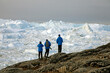 Drei Urlauber am Ilulissat-Eisfjord