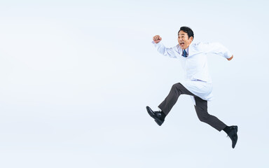 Poster - ジャンプする白衣を着た中年男性　医師　科学者（切り抜き背景透過PNGも販売しております。作成者リンクから「PNG」で検索してください）