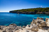 Fototapeta Fototapety do pokoju - Krajobraz morski i widok na skaliste wybrzeże, pocztówka z podróży, wakacje i zwiedzanie hiszpańskiej wyspy Menorca, Hiszpania