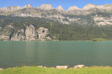 Wall Mural - Schweizer Alpenidylle; Blick von Strandbad Mols über den Walensee auf die Churfirsten