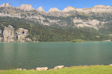 Wall Mural - Majestätische Bergkette über dem Walensee; Blick vom Starndbad in Mols auf die Churfirsten