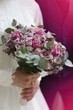 Braut mit bunten Blumen