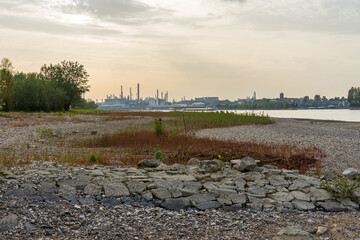 Poster - Der Rhein bei Porz-Langel, Köln, mit Blick auf Raffinerie-Anlagen