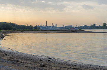 Canvas Print - Der Rhein bei Porz-Langel, Köln, mit Blick auf Raffinerie-Anlagen