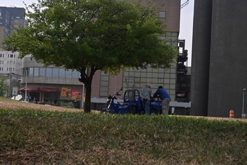 Monterrey, Nuevo León. 2023-09-23. Workers from the Municipality of Monterrey, working on grass cutting at the Macroplaza