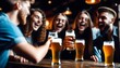 Junge fröhliche Menschen trinken Bier