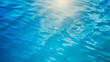 Agua de mar con reflejo del sol. Laguna oceánica cristalina, bahía turquesa, superficie de agua azul, entorno natural en primer plano. Fondo de agua de playa tropical.