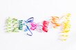 Party Luftschlangen vor weißem Hintergrund, mit Textfreiraum, authentisches Foto
