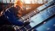 Technicien spécialisé ajustant des panneaux solaires au coucher du soleil