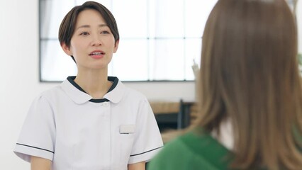 Aufkleber - 説明する女性　看護師　エステティシャン　インタビュー