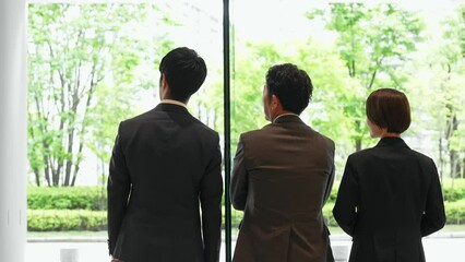 Aufkleber - オフィスから外を眺めるビジネスグループ
