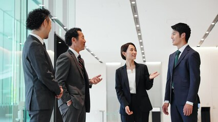 Aufkleber - ロビーで話すエグゼクティブビジネスパーソンのグループ