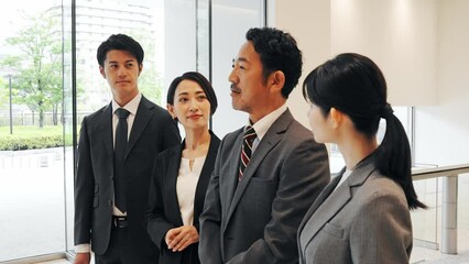 Fototapete - オフィスで会話するエグゼクティブビジネスパーソンのグループ