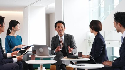 Aufkleber - ロビーで会議するビジネスパーソンのグループ