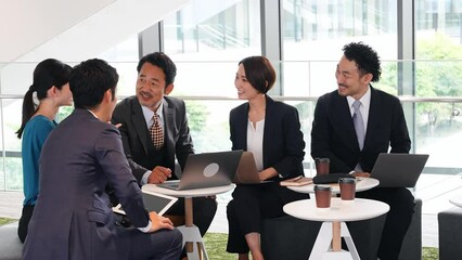 Aufkleber - ロビーで会議するビジネスパーソンのグループ