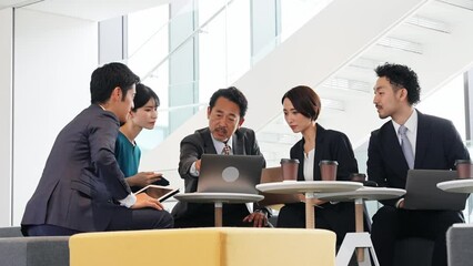 Aufkleber - ロビーで会議するビジネスパーソンのグループ