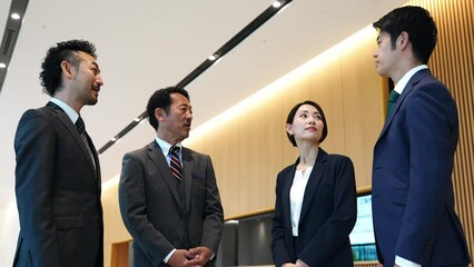 Aufkleber - ロビーで会話するエグゼクティブビジネスパーソンのグループ