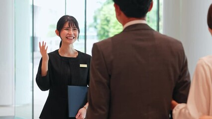 Poster -  カップルを案内する女性案内員
