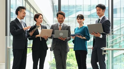 Fototapete - デジタルデバイスを持って打ち合わせするビジネスパーソンのグループ