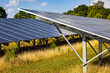 Eine PV Freiflächenanlage mit vielen Solarmodulen auf einem Feld