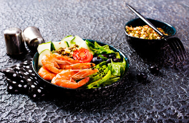 Canvas Print - Yummy salad with fried shrimps, arugula, avocado and cucumber