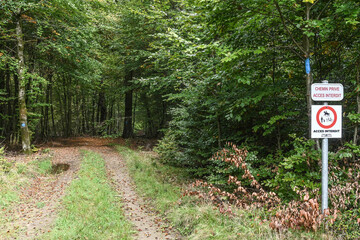 Sticker - Belgique Wallonie Ardenne foret Anlier chemin privé interdit environnement nature