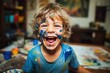 Kinder bemalen sich mit bunter Farbe. Fröhliche und beschmierte Kleinkinder beim Malen mit Tusche. Malfarben im Gesicht und auf der Kleidung.