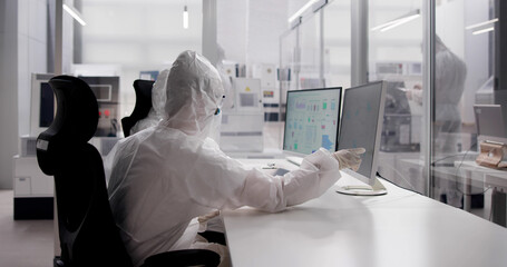 Aufkleber - Engineer Using Software Technology
