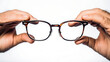 Opticien fait essayer les lunettes à son client, zoom sur les mains et les lunettes