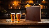 Fototapeta  - Pusta tablica kredowa na menu stojąca na barze przy pełnych szklankach z piwem. 