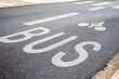 Signalisation voie réservée au bus et aux vélos - cyclistes - peinture blanche sur route - marquage au sol