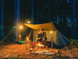 夜の森で焚き火をしながらソロキャンプを楽しむ人