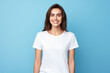 © Helena GARCIA - retrato mujer joven  sonriente vistiendo camiseta blanca de manga corta  sobre fondo  azul claro con espacio vacio