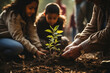 Eine glückliche Familie mit Kindern pflanzt gemeinsam einen neuen Baum im Frühling für eine bessere Zukunft, verkörpert Liebe, Zusammenhalt und Nachhaltigkeit