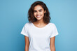 retrato mujer joven  sonriente vistiendo camiseta blanca de manga corta  sobre fondo  azul claro con espacio vacio 