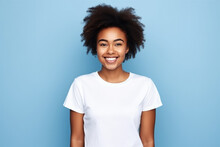Retrato Mujer Joven De Raza Negra Con Pelo Afro  Sonriente Vistiendo Camiseta Blanca De Manga Corta  Sobre Fondo  Azul Claro Con Espacio Vacio 
