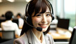 明るいコールセンターでヘッドフォンをしたオペレーター。日本人ビジネスウーマンの写真風のイメージ画像です。彼女の自然で真摯な笑顔と顔のディテールの質感が強調されています。