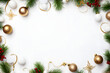 Kreativer Rahmen für Weihnachten mit Tannenzweige, Dekoration, Glitzer und Konfetti auf weißem Hintergrund für Weihnachten und Neujahr - Top View