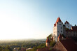 Burg Trausnitz in Landshut bei Sonnenuntergang mit Stadt im Hintergrund