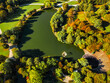 Drohnenaufnahme in einem Park in Deutschland im Herbst mit Bäumen und See
