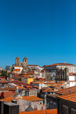 Fototapeta Niebo - górujące nad dachami kamienic dwie wierze katedry w Porto