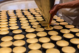 Fototapeta  - Produkcja tradycyjnego portugalskiego deseru - Pastel de nata