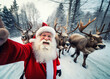 canvas print picture - lachender Weihnachtsmann mach Selfie mit seinen Rentieren