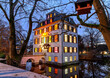 Holzhausenschlösschen in Frankfurt am Main mit illuminierter Fensterfront zur Weihnachtszeit in der Dämmerung