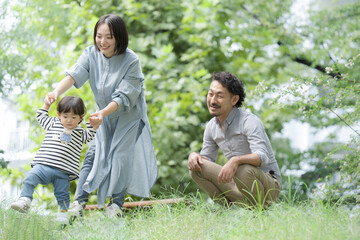 Sticker - 公園で遊ぶ幸せなアジア系（日本人）の家族 新緑の季節春夏のイメージ