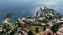 Isola Bella, Attrazione Turistica Di Taormina In Sicilia, Italia.
Il Mare Azzurro E Cristallino Della Costa Di Taormina Filmato Dal Drone.