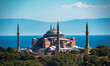 Die Hagia Sophia in Istanbul an einem sonnigen Tag, im Hintergrund der Bosphorus