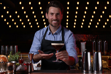 Canvas Print - Bartender with Espresso Martini in bar. Alcohol cocktail